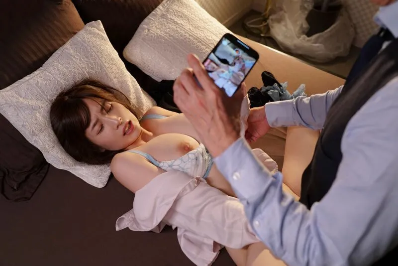 Cấp trên chuốc thuốc em thư ký bắt làm tình cả đêm khi đi công việc xa